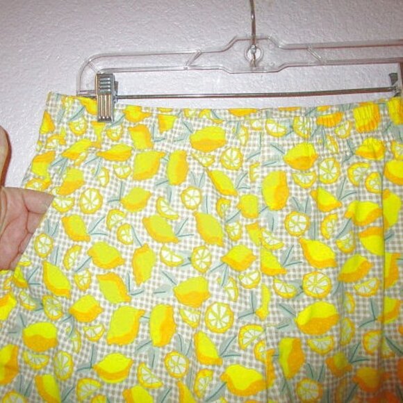 NEW Lands End PULL ON Bermuda Size 12 SHORTS Pockets SUNNY Knockabout LEMONS - Picture 2 of 9